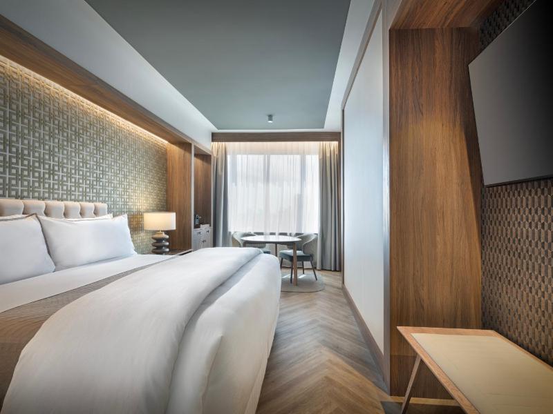 Deluxe King Room with City View image 1