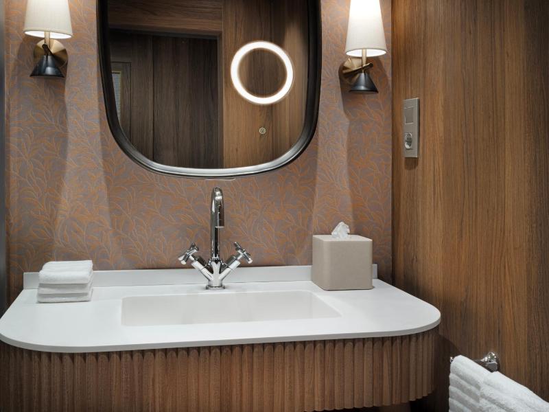 Deluxe Twin Room with City View image 1