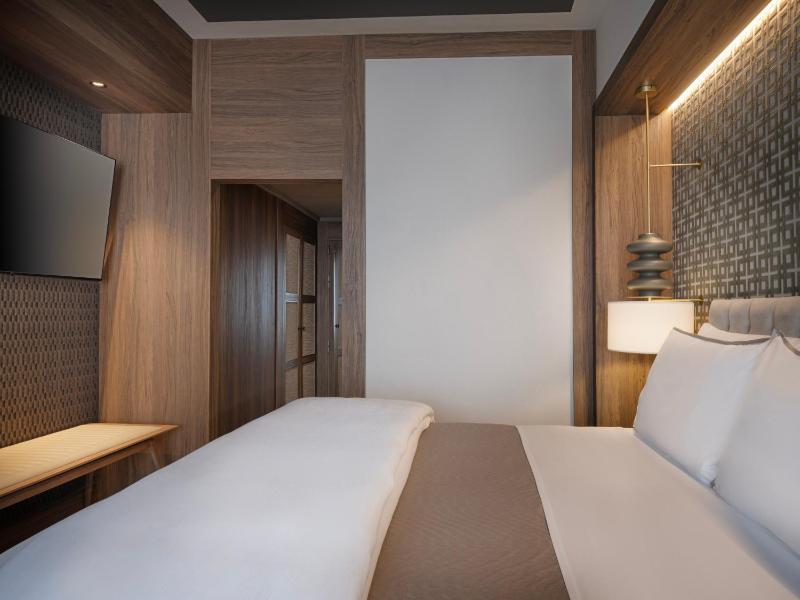 Premium Deluxe King Room - High Floor image 1