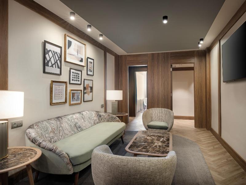 Corner King Suite - High Floor image 1