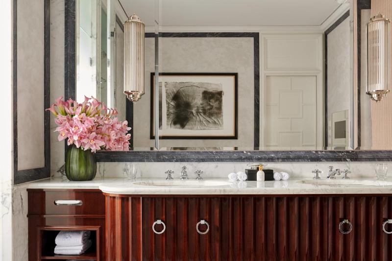 Deluxe Corner Suite image 2