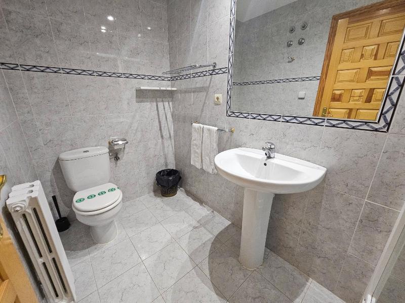 One-Bedroom Apartment image 4