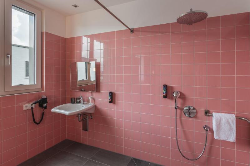 Standard Queen Room - Disability Access image 3