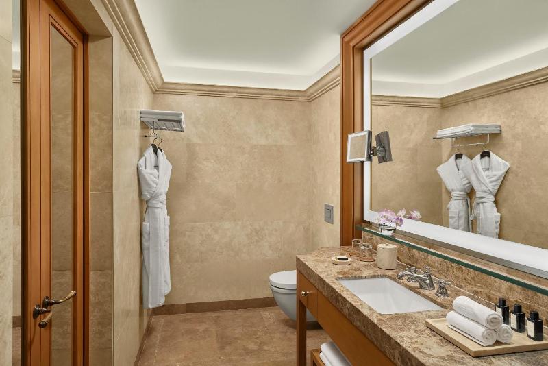 Deluxe Twin Room image 4