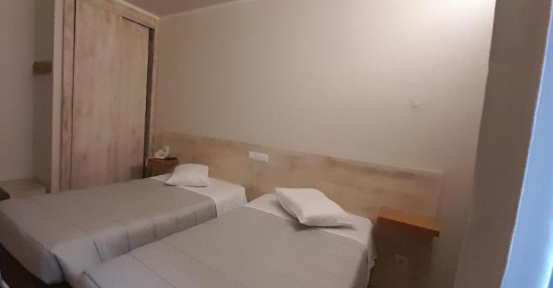 Twin Room image 4