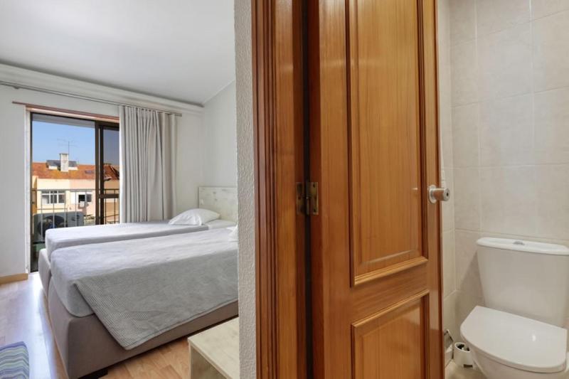 Twin Room image 2