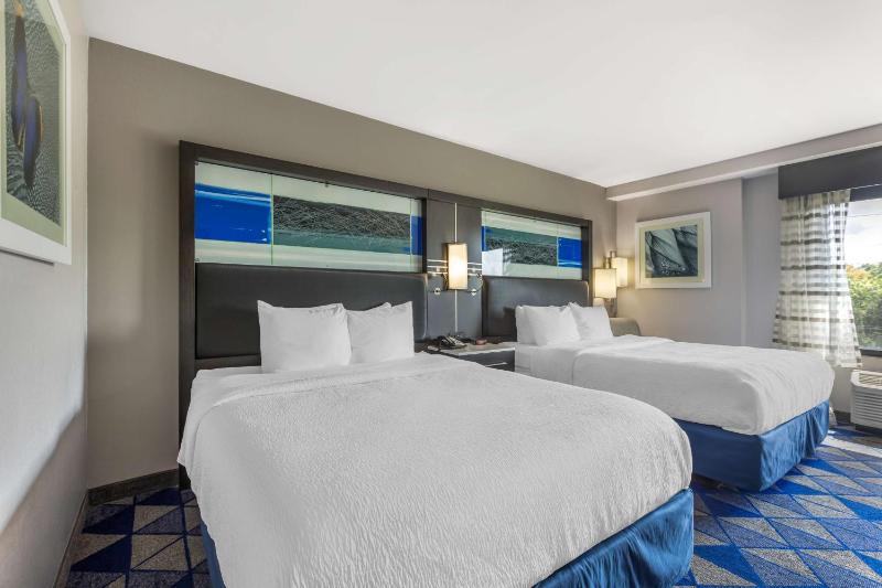 Queen Room with Two Queen Beds - Shower Only image 3
