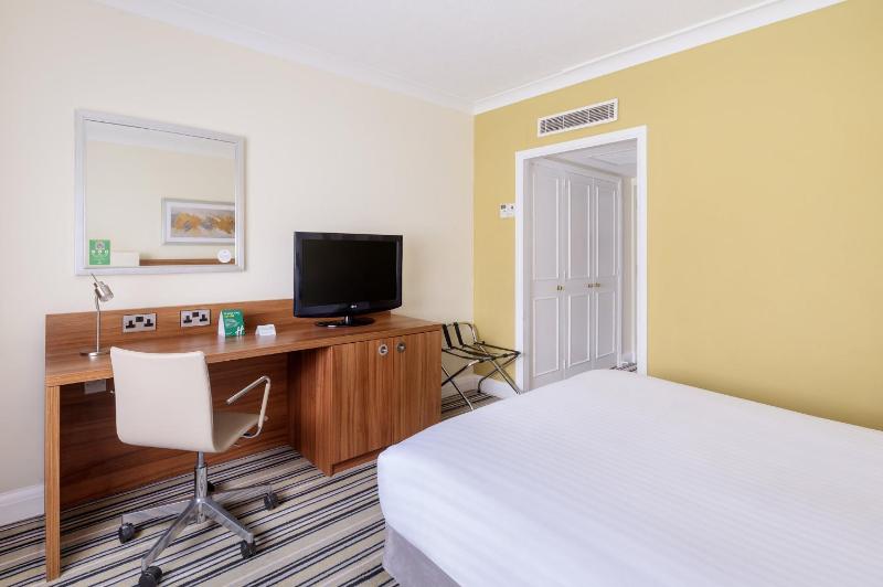 Standard Twin Room with Walk-In Shower image 2