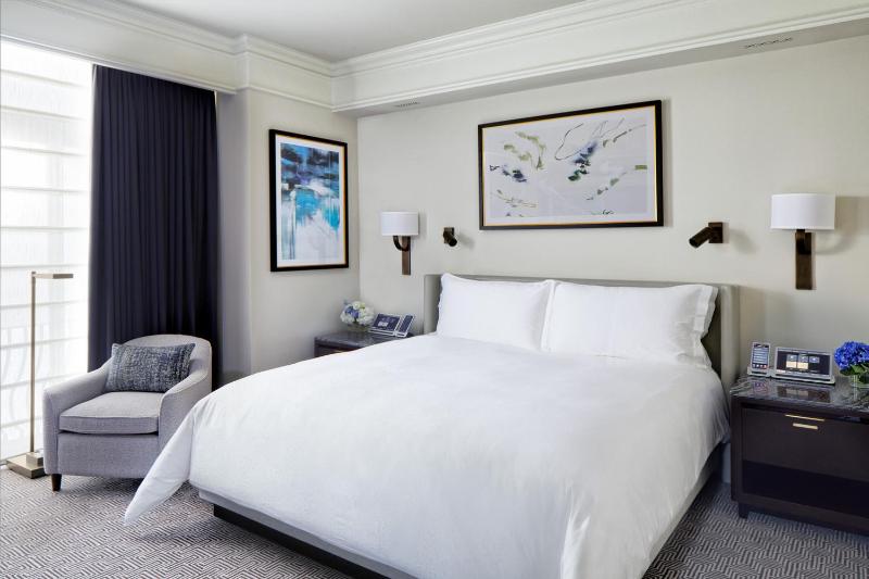 Deluxe King Room image 1