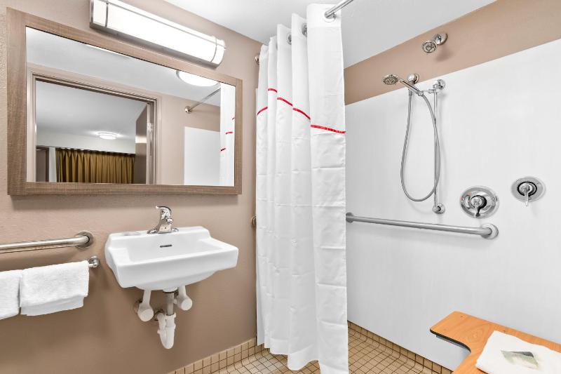Superior King Room Disability Access Roll-In Shower Smoke Free image 2