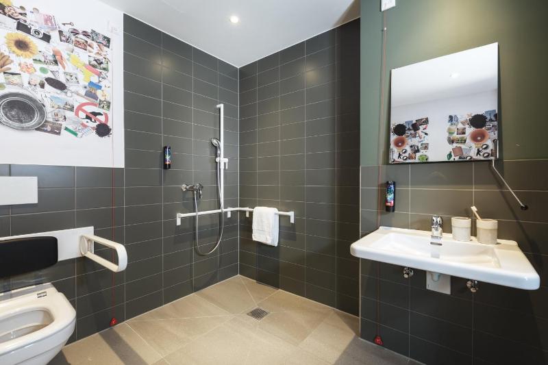 Standard Queen Room - Disability Access image 4