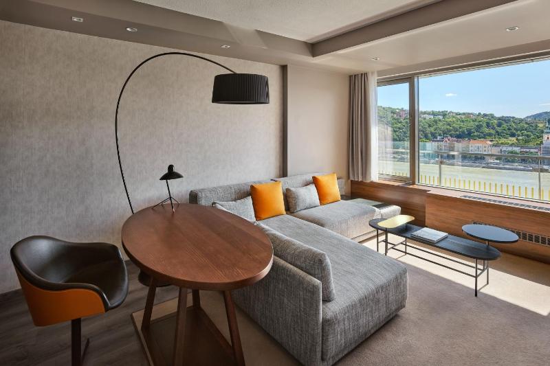 Junior Suite with M Club Lounge Access image 1