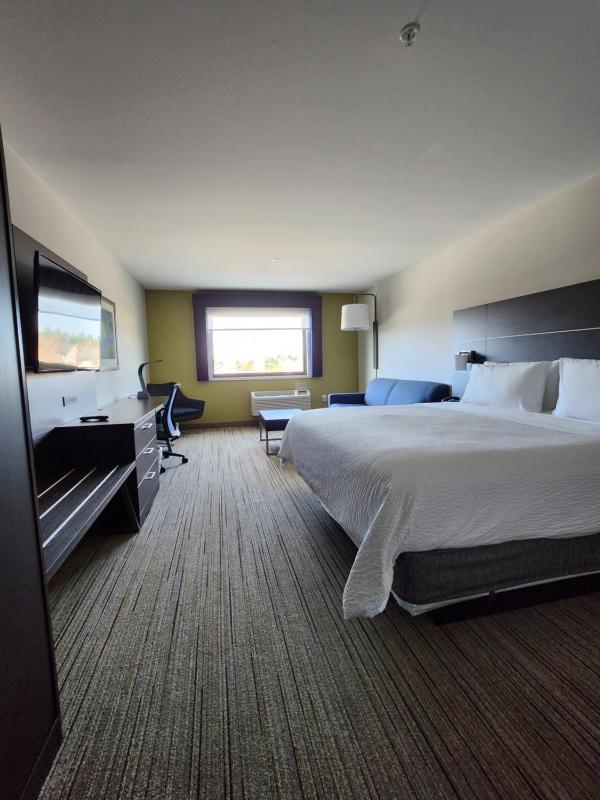 Standard King Room image 4