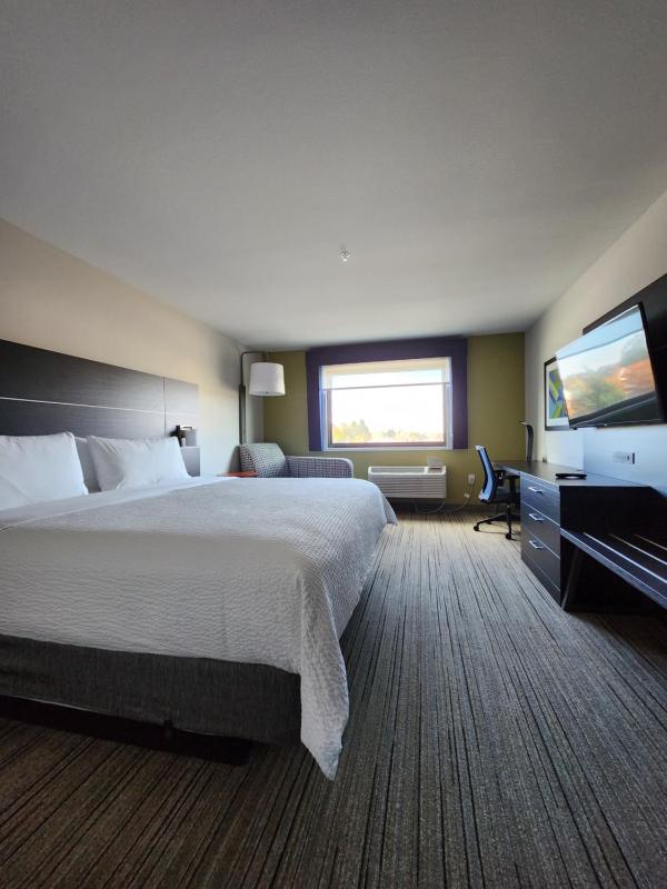 Standard King Room image 2