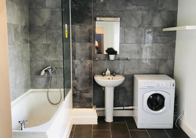 Double Room with Shared Bathroom image 2