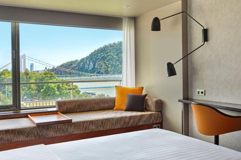 Deluxe Room, Guest room, 1 King image 4