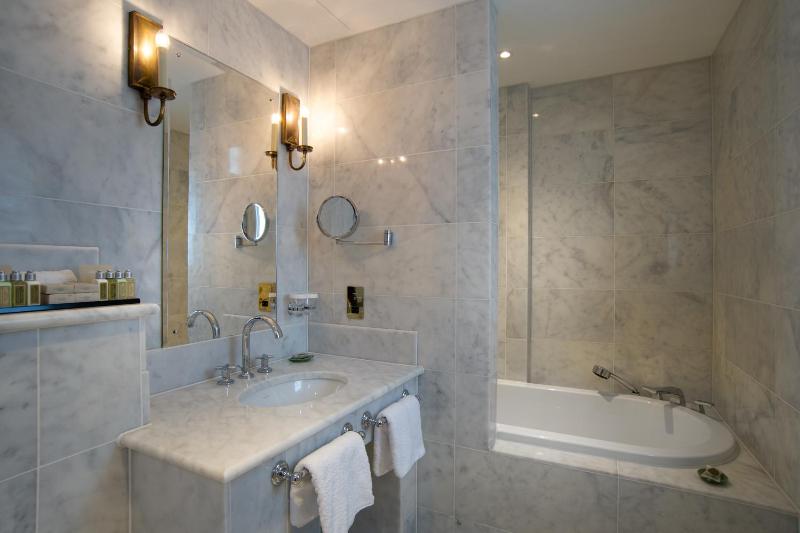 Superior King Room image 3