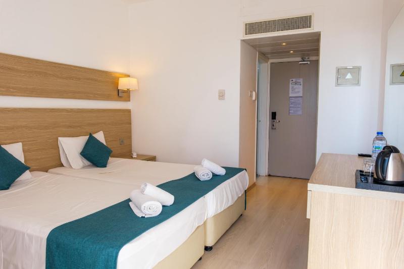 Standard Twin Room image 1