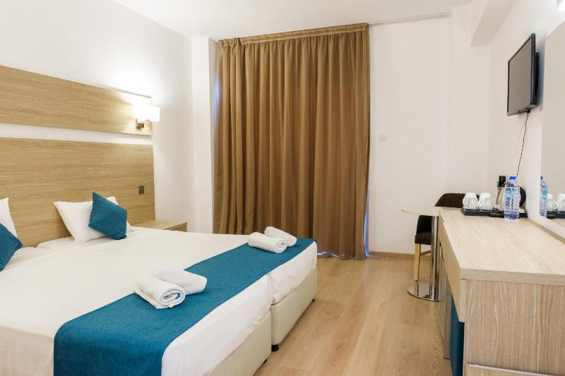 Superior Twin Room image 4
