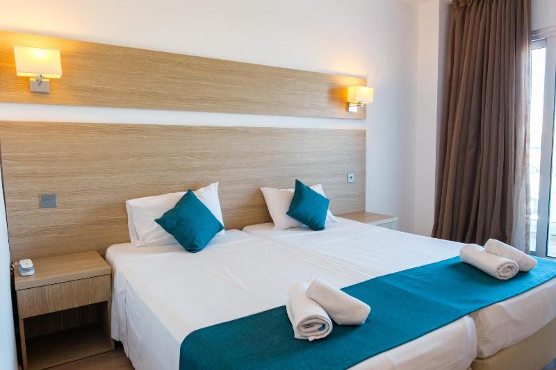 Superior Twin Room image 3