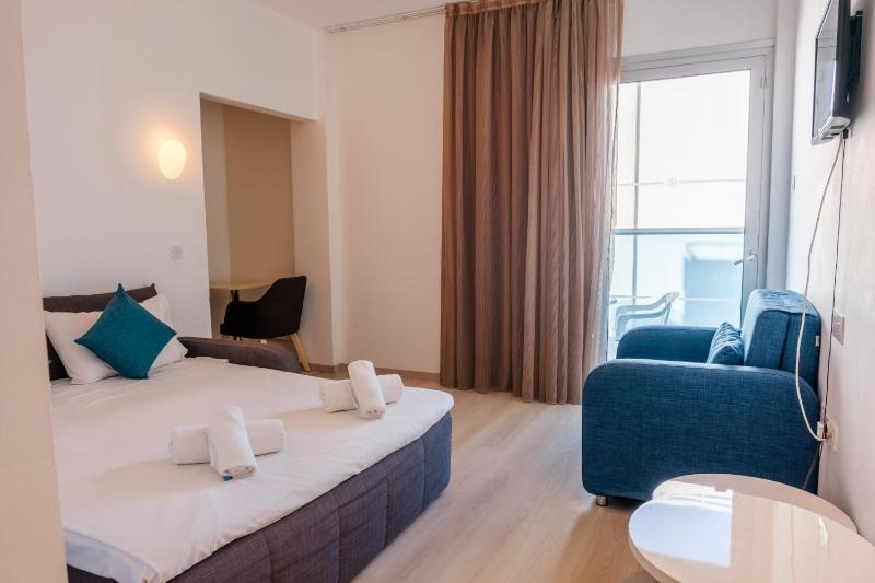 Family Room with Balcony (2 Adults + 2 Children) image 3