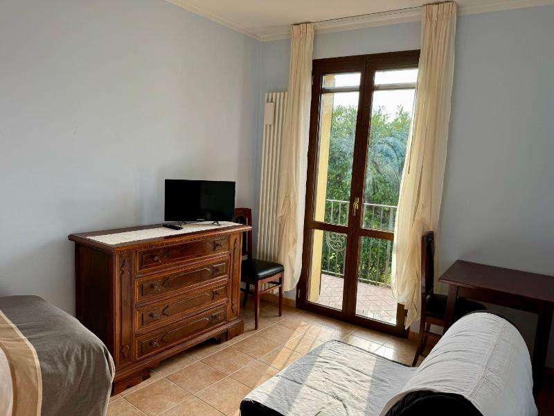 Deluxe Single Room with Balcony image 4