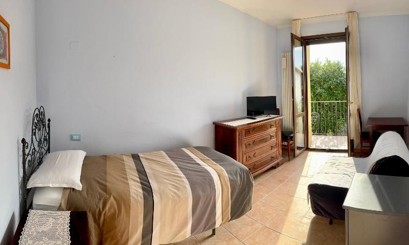 Deluxe Single Room with Balcony image 3