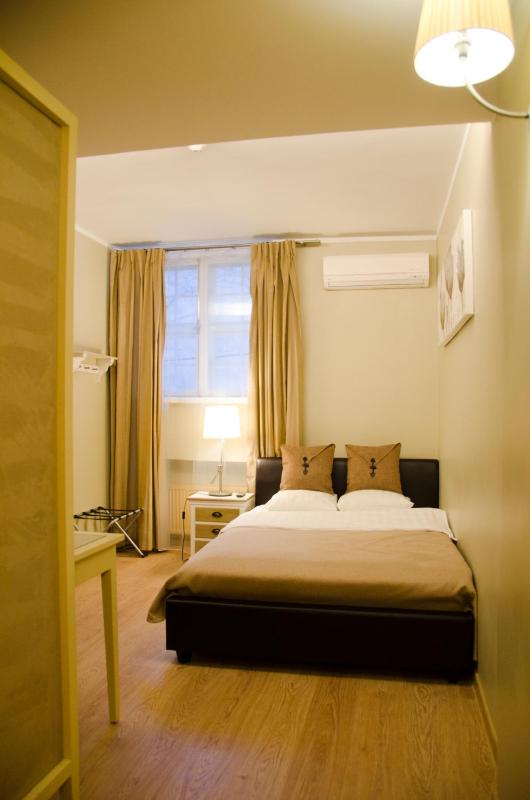 Economy Double Room with Welcome Drink image 4