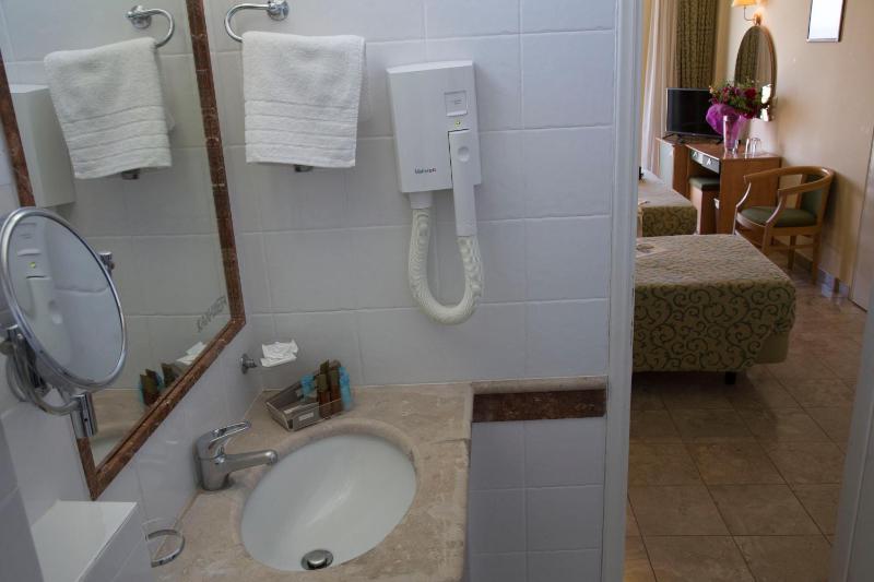Triple Room with Sea View image 2