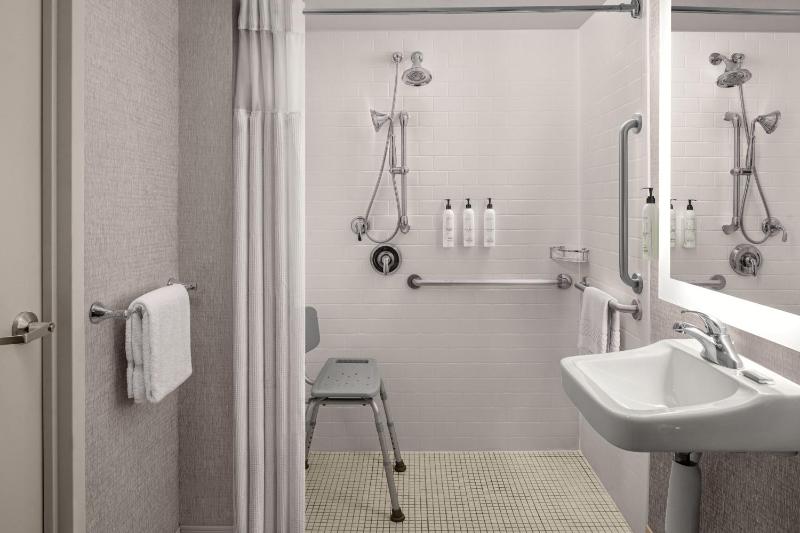 King Room with Adapted Tub - Mobility and Hearing Accessible image 3