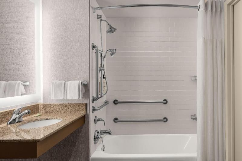 King Room with Adapted Tub - Mobility and Hearing Accessible image 2