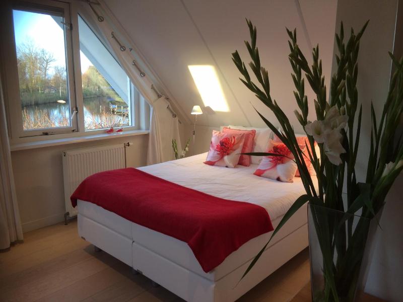 Standard Double Room with Lake View image 3