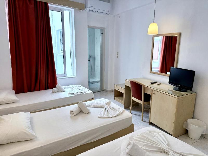 Internal Triple Room with Window (no view) image 3