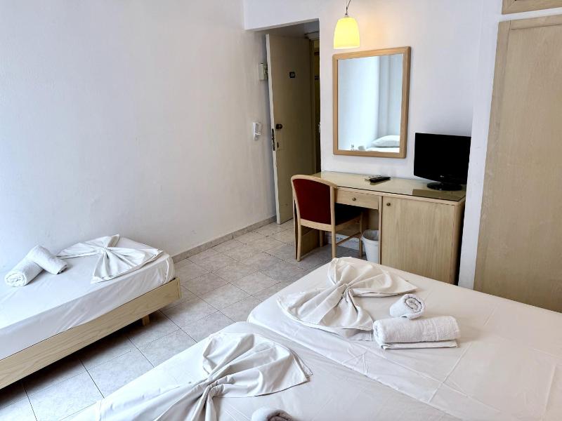 Internal Triple Room with Window (no view) image 4