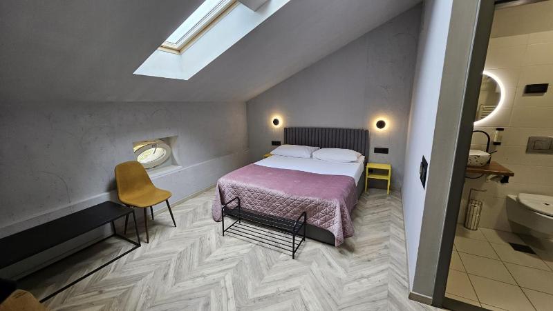 Standard Double Room image 4