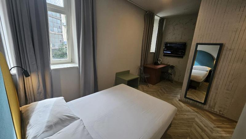 Standard Double Room image 3