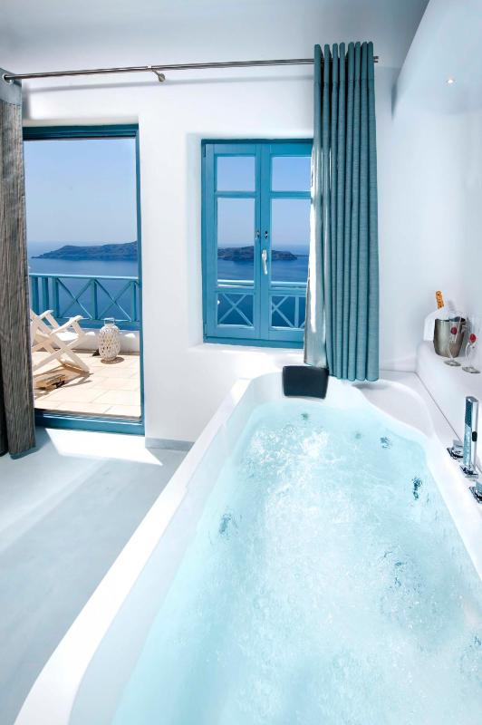 Junior Suite with Spa Bath and Caldera View image 2