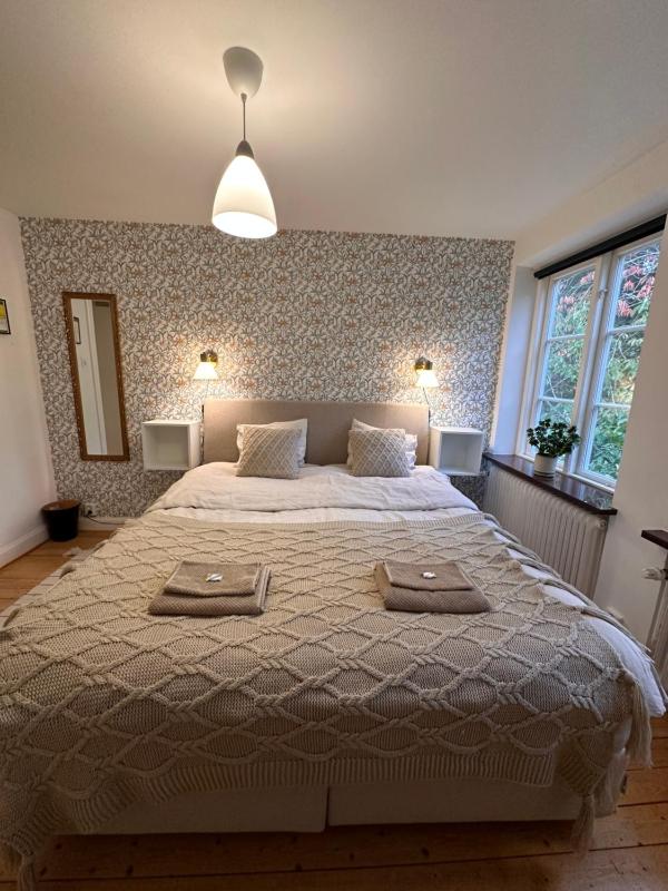 Double Room with Shared Bathroom image 1