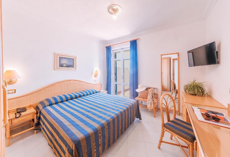 Deluxe Double Room with Side Sea View image 1