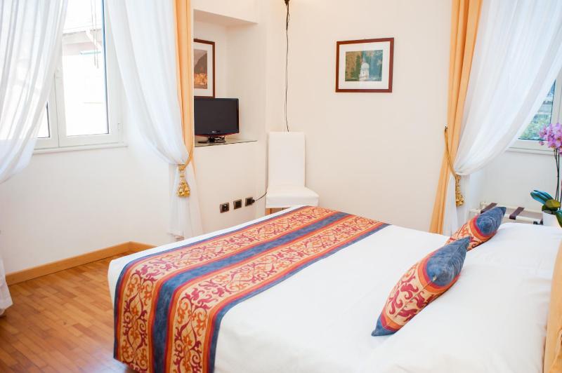 Double or Twin Room with City View image 3
