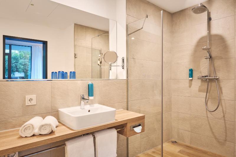 Executive Junior Suite with Walk-In Shower and Balcony image 3