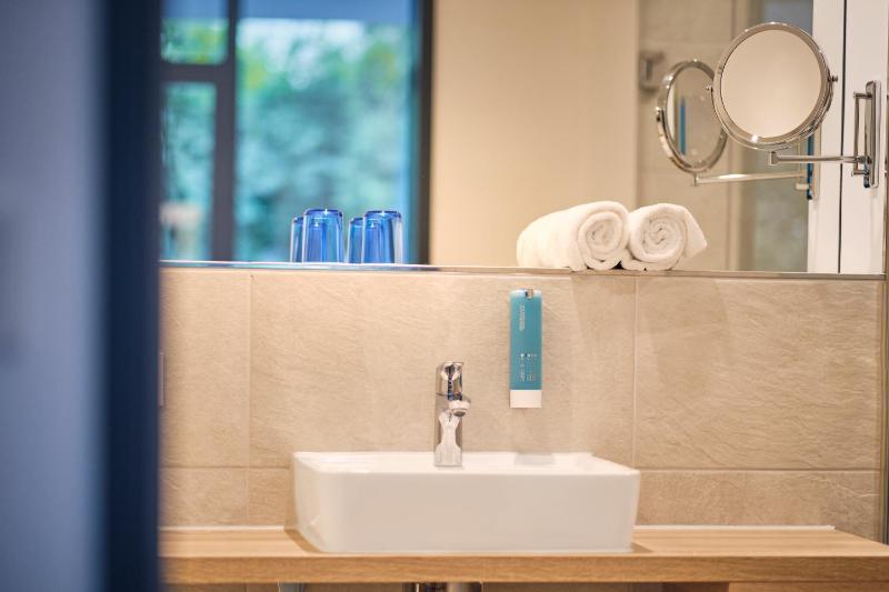 Executive Junior Suite with Walk-In Shower and Balcony image 2