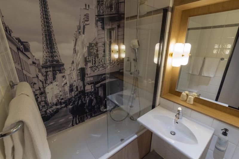 Premium Room - 1 Queen Bed image 2