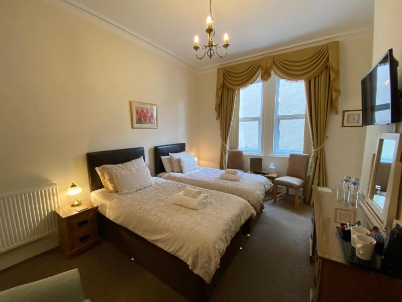 Twin Room image 1