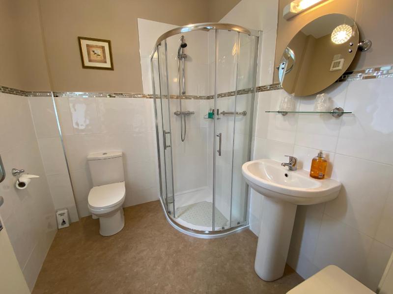Twin Room image 4