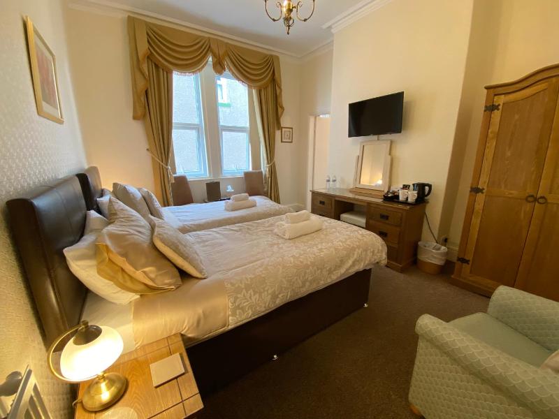 Twin Room image 3