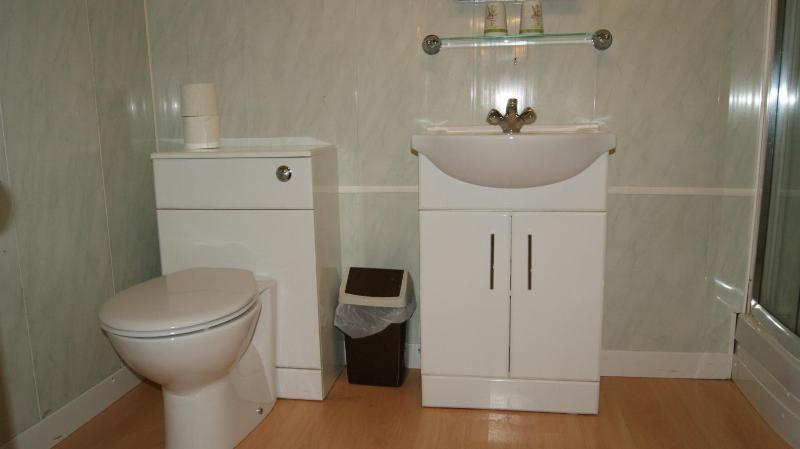 Single Room with Bathroom image 3