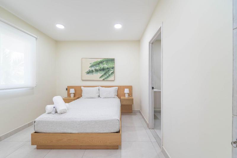 2 BD Suite with Balcony Rooftop Pool Hot Tub Gym #207 - image 36