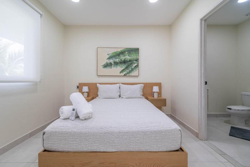 2 BD Suite with Balcony Rooftop Pool Hot Tub Gym #207 - image 28