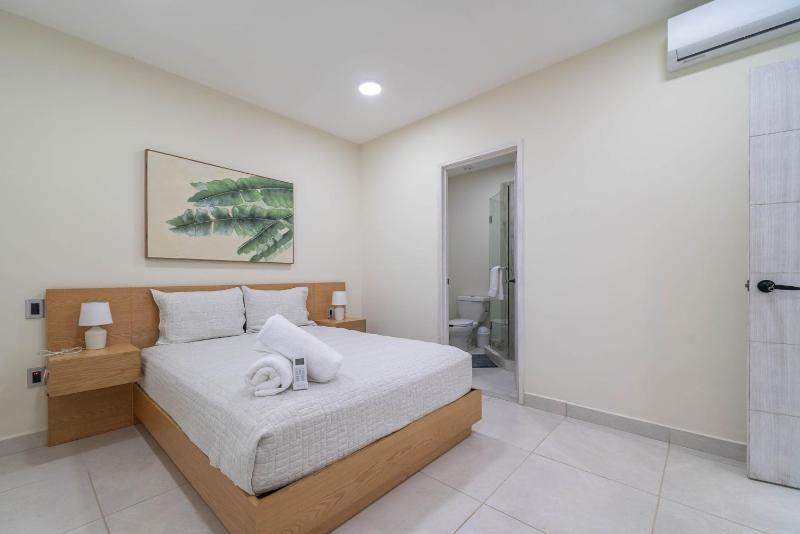 2 BD Suite with Balcony Rooftop Pool Hot Tub Gym #207 - image 14